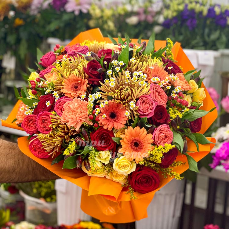 Букет «Памела» (на фоне цветов)