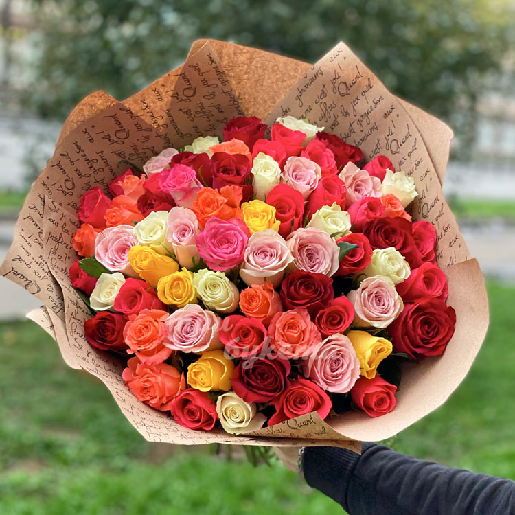 Разноцветный букет из роз (на фоне травы)