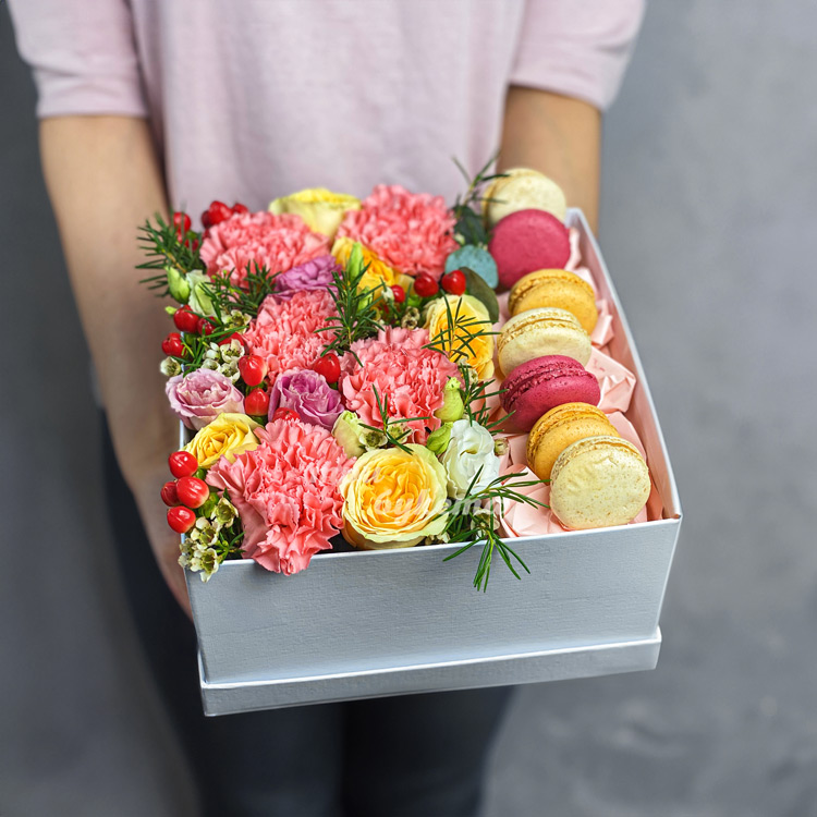 7 макарун с розами и гвоздиками (в руках флориста)