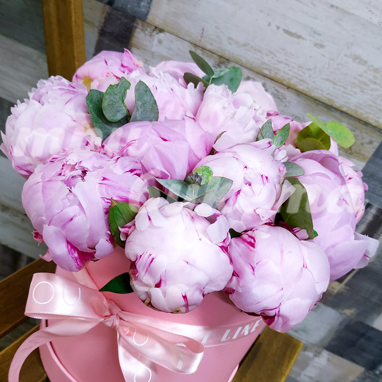 Розовые пионы в коробке (крупный план)