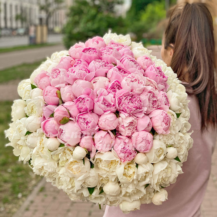 101 белый и розовый пион в крафте (на плече)