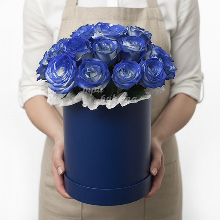 17 бело-синих роз в коробке