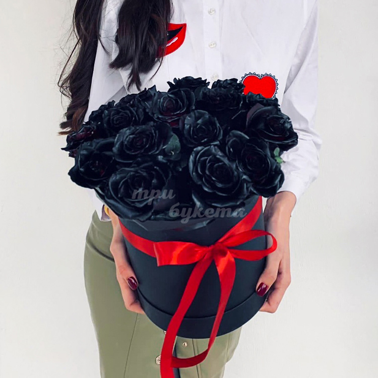 Букет из 17 черных роз в шляпной коробке