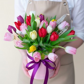 Тюльпаны на 8 марта в коробке