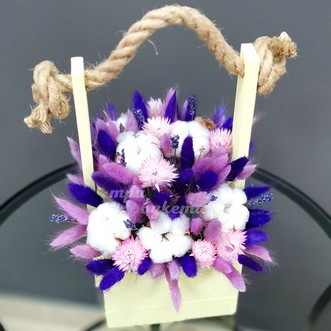 Хлопок и лаванда в деревянном ящике Хлопок и лаванда в деревянном ящике