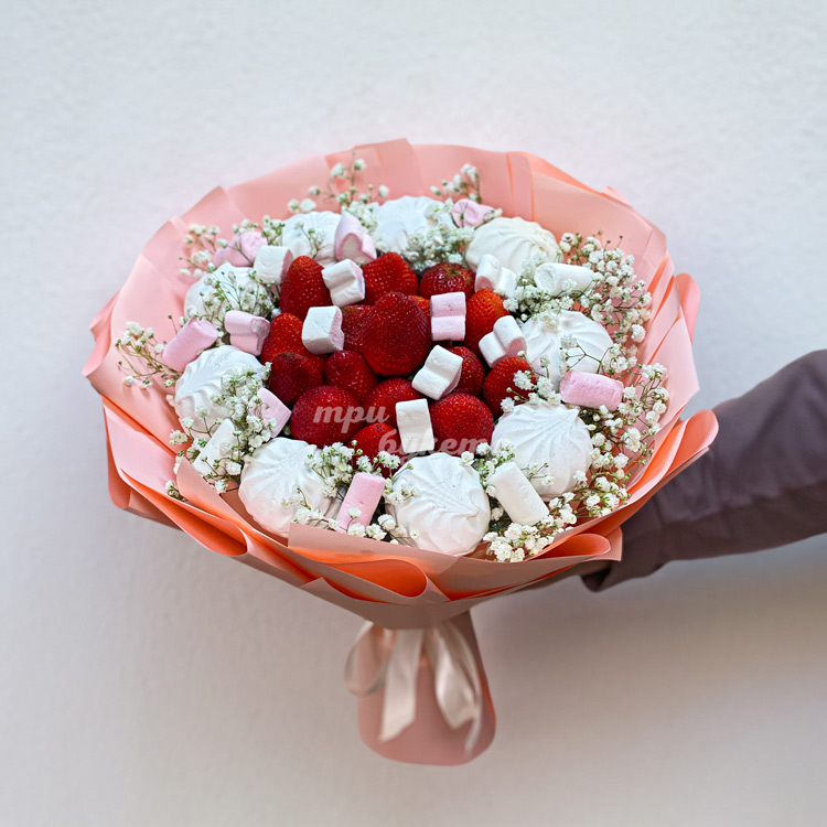 Сладкий букет из зефира и клубники