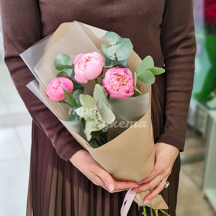 Букет из 3 розовых пионов (доп. фото)