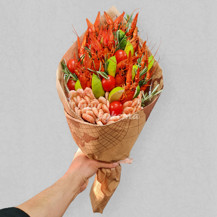 Букет из раков, креветок и лайма (на сером фоне)