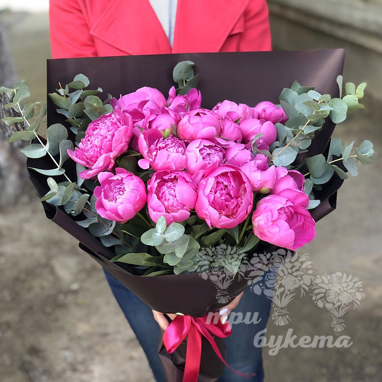 Букет из 19 розовых пионов