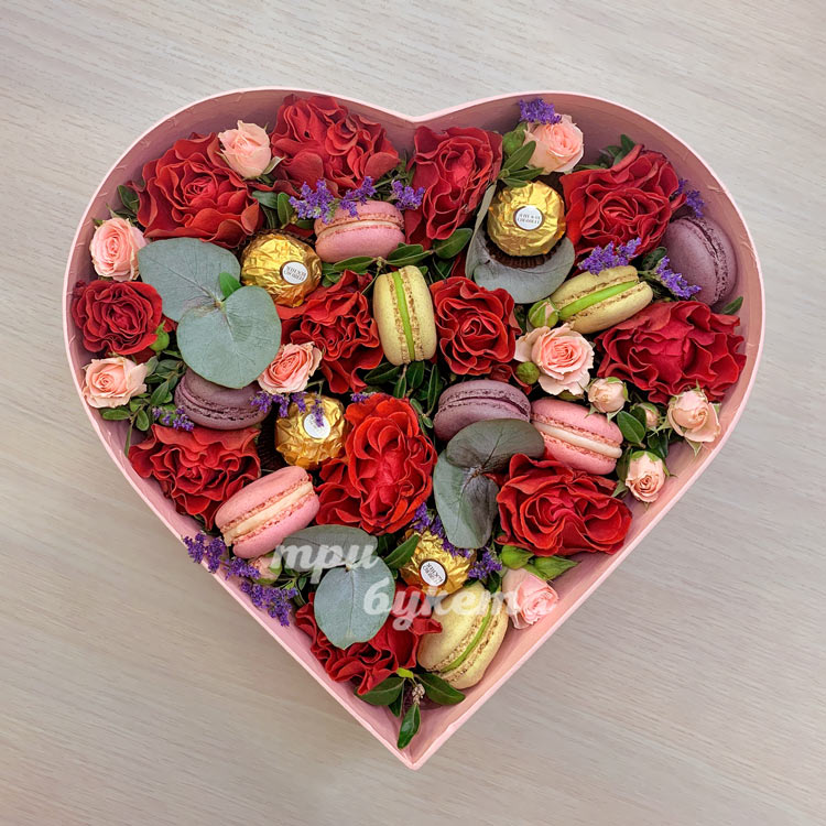 Сердце с розами и макарунами