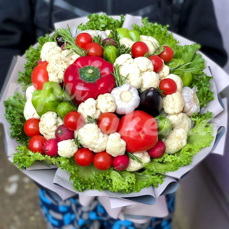 Букет из цветной капусты и томатов (крупный план)