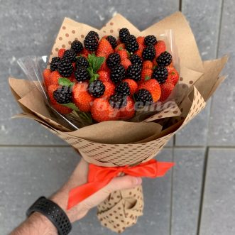 Букет из 31 клубники и ежевики