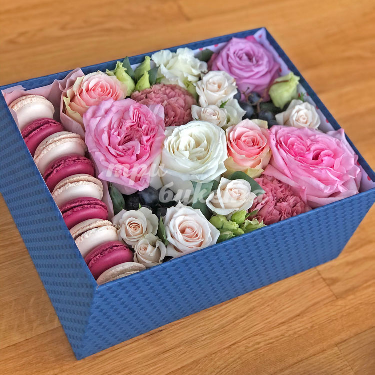 Макаруны с виноградом и цветами (под углом)