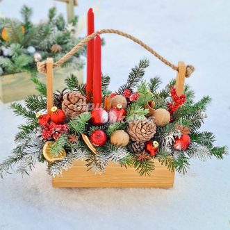 Новогодний ящик с шарами и свечами