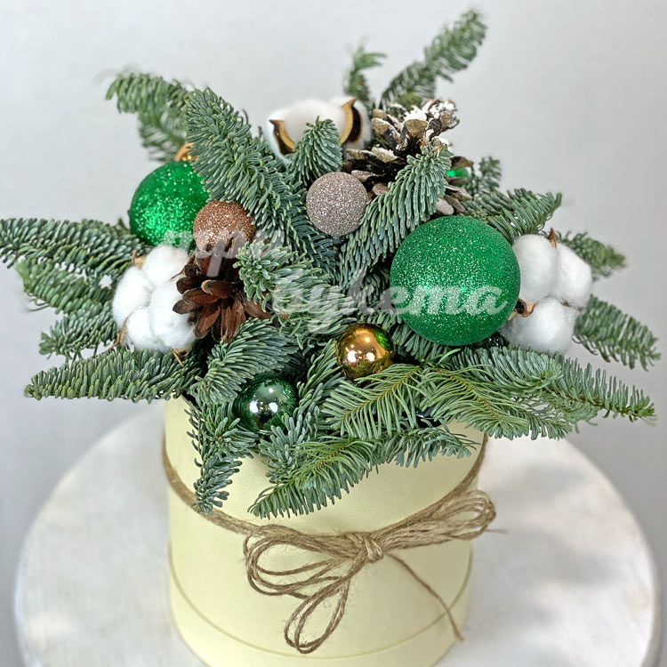 Зеленые шарики и хлопок в коробке (крупный план)