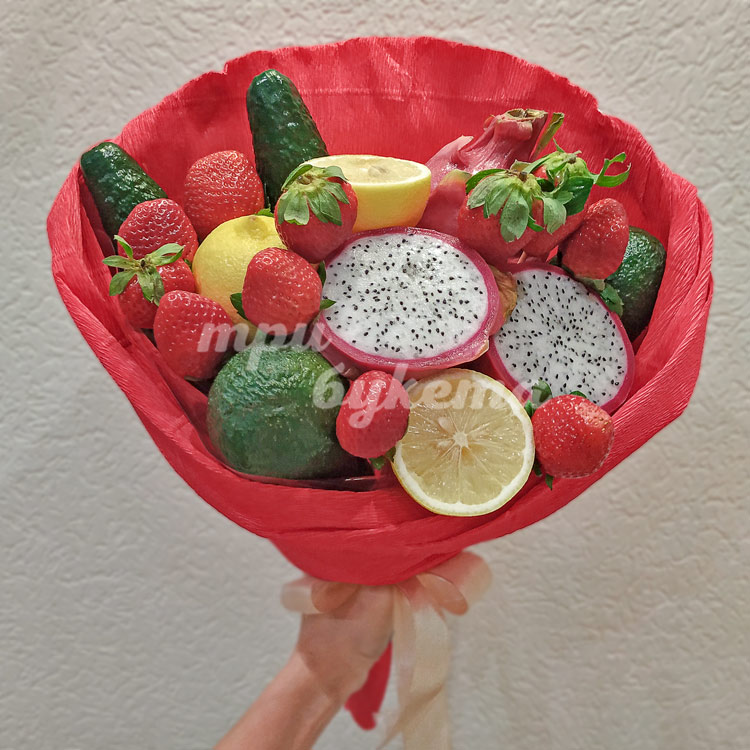Букет из клубники, авокадо и питайи