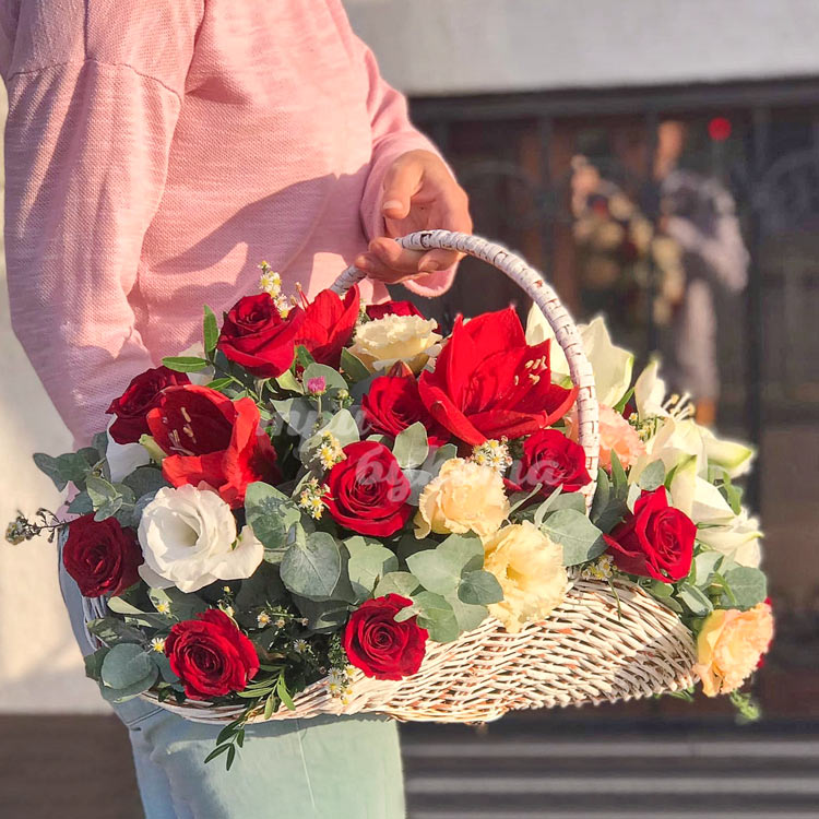 Корзина с амариллисами и розами (вид сбоку)