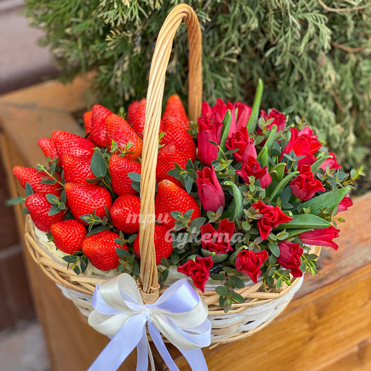 Корзинка с клубникой и тюльпанами (вид сбоку)