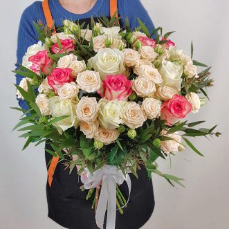 Букет из 23 белых и розовых роз