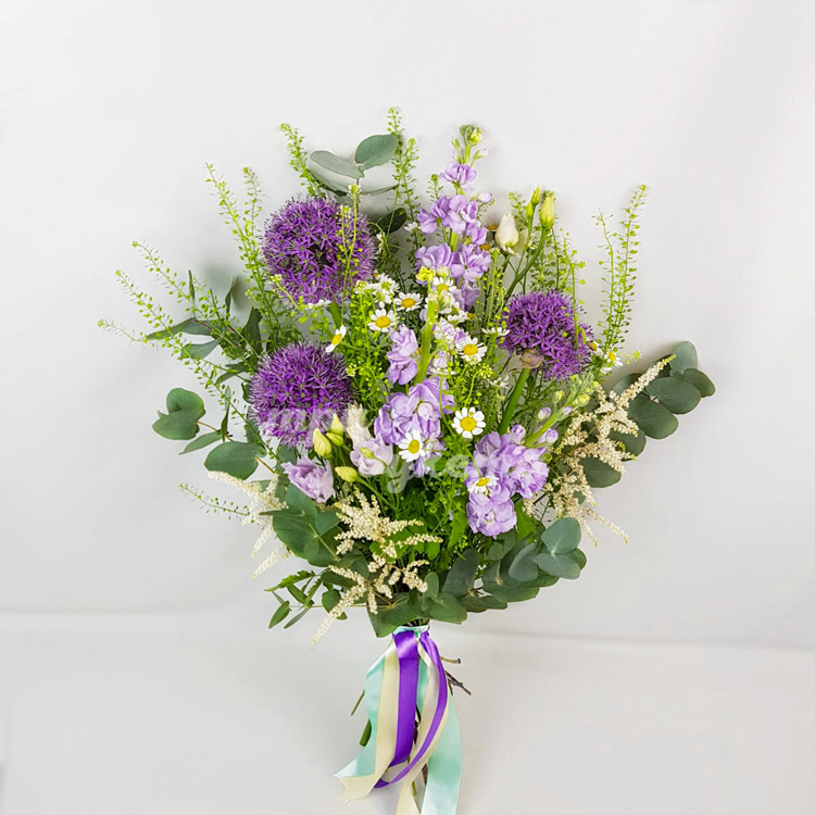 Букет из маттиол, ромашки и аллиума