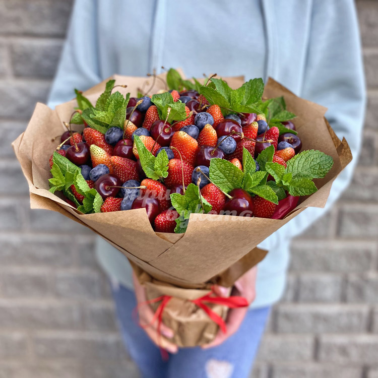 Букет из клубники и черешни