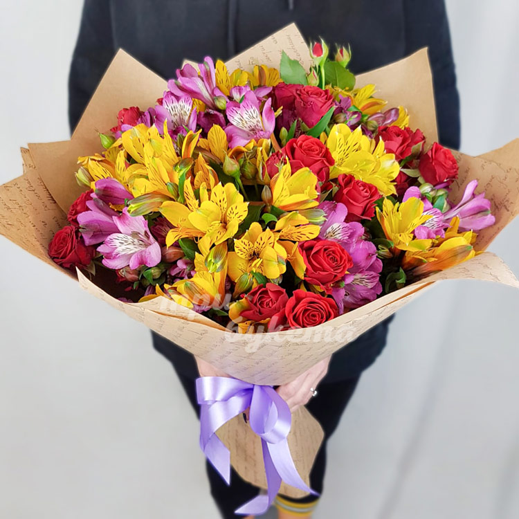 Букет ярких альстромерий и роз