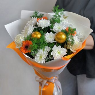 Букет хризантем с новогодними шарами