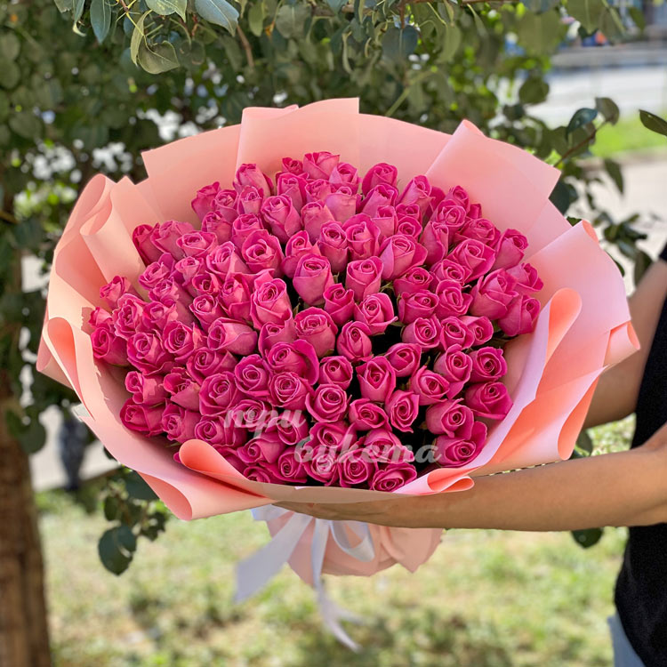 Букет из 101 розовой розы (на фоне листвы)
