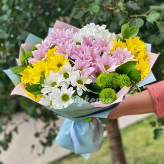 Букет из 9 разноцветных хризантем