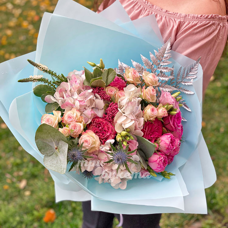 Букет из гортензий и пионовидных роз (вид сверху)