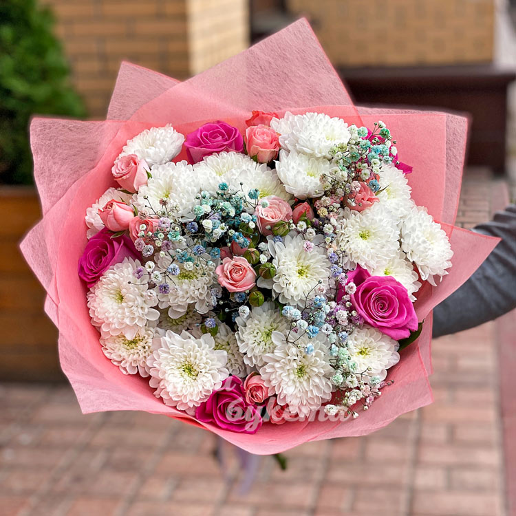 Букет из хризантем, роз и гипсофилы (вид сверху)