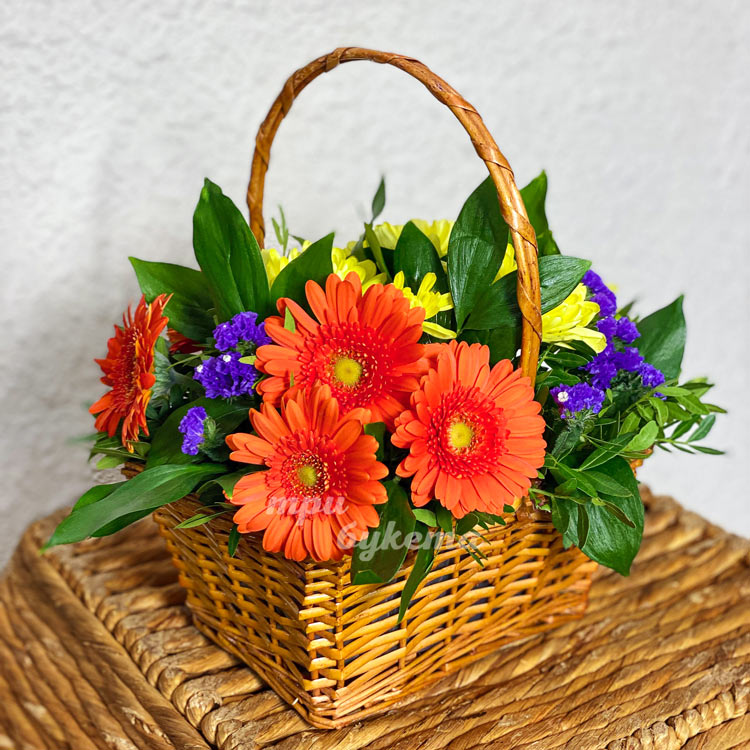 Корзина хризантем и лимониума (на корзине)