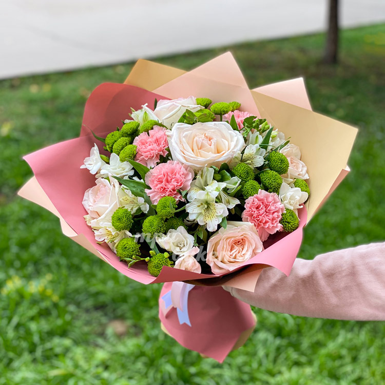 Розовые гвоздики и белые розы