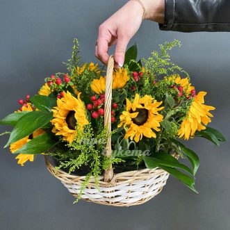 Корзинка с подсолнухами и зеленью