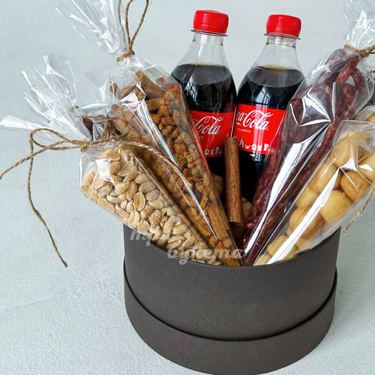 Коробка на 23 февраля с колой и снеками (крупный план)