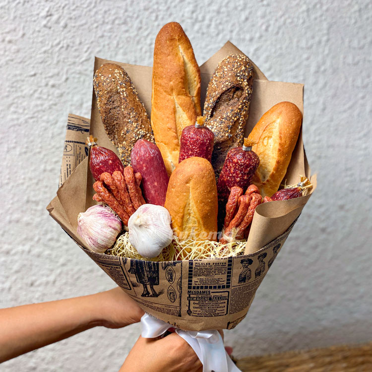 Букет из багетов, колбас и чеснока