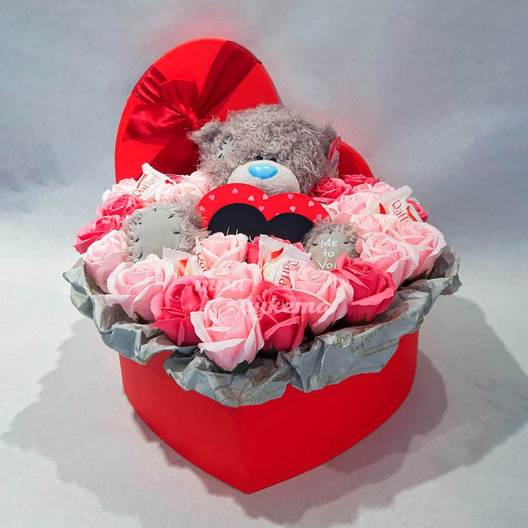 Красные мыльные розы с мишкой в коробке