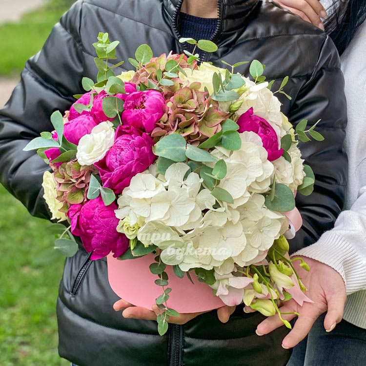 Коробка гортензий, пионов и эвкалипта (в руках флористов)