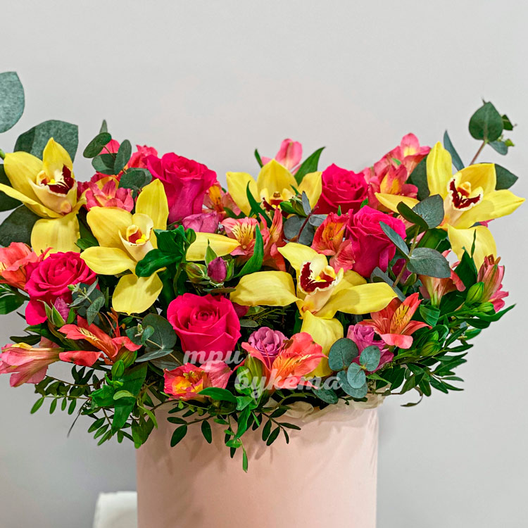 Коробка желтых орхидей и розовых роз (крупный план)