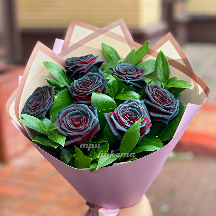 Букет из 7 черных роз с рускусом (крупный план)