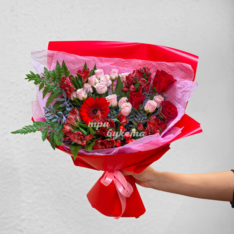 Букет красных альстромерий, роз и зелени (на фоне белой стены)