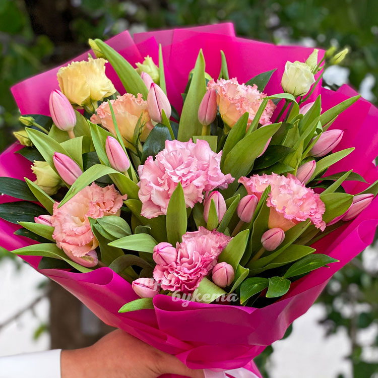 Розовый букет с тюльпанами и эстомами (крупный план)