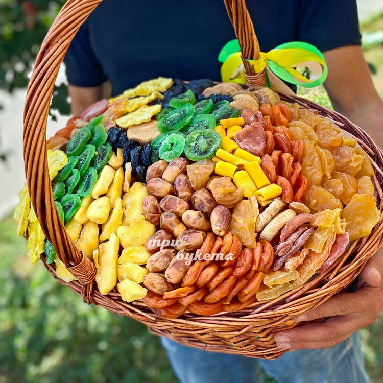 Большая корзина цукатов и сухофруктов (в руках флориста)