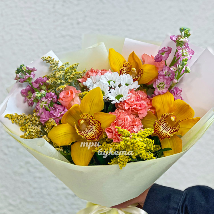 Букет желтых орхидей и коралловых гвоздик (крупный план)