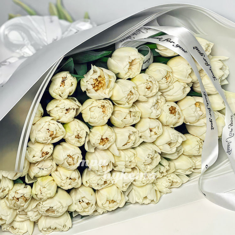 Букет белых пионовидных тюльпанов (крупный план)