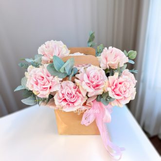 Коробочка с розовыми розами и эвкалиптом