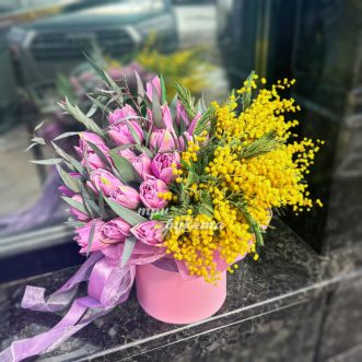 Шляпная коробка с мимозой и тюльпанами Шляпная коробка с мимозой и тюльпанами