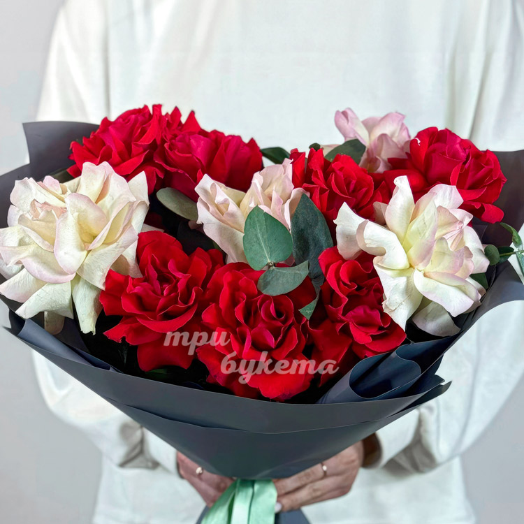 Букет из 11 красных и розовых французских роз (крупный план)