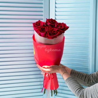Букет из 5 красных эквадорских роз Букет из 5 красных эквадорских роз