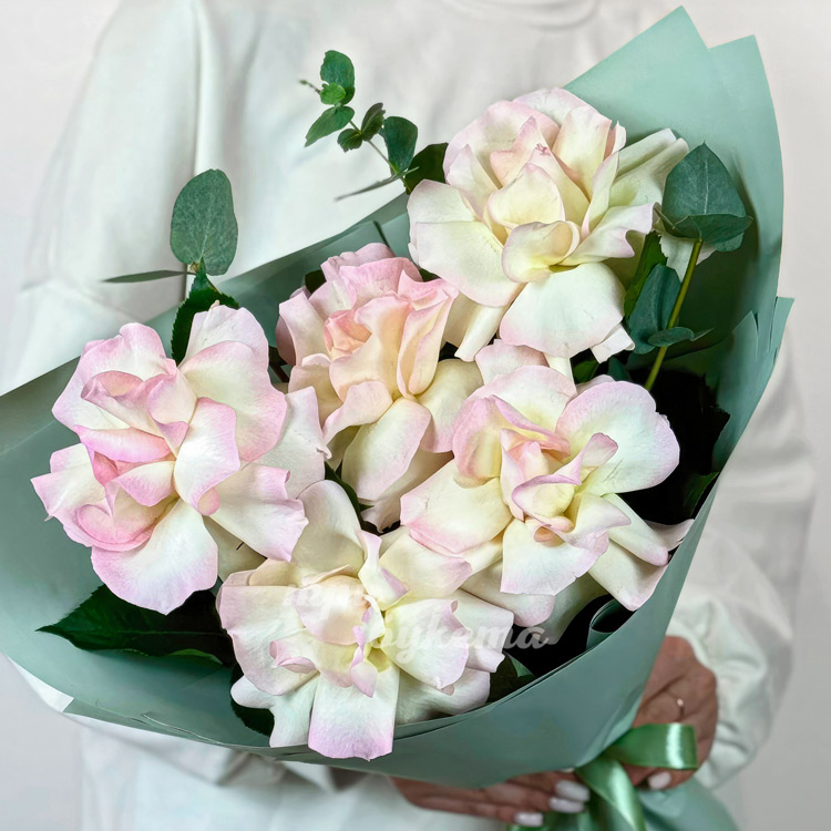 Букет из 5 нежно-розовых французских роз (крупный план)